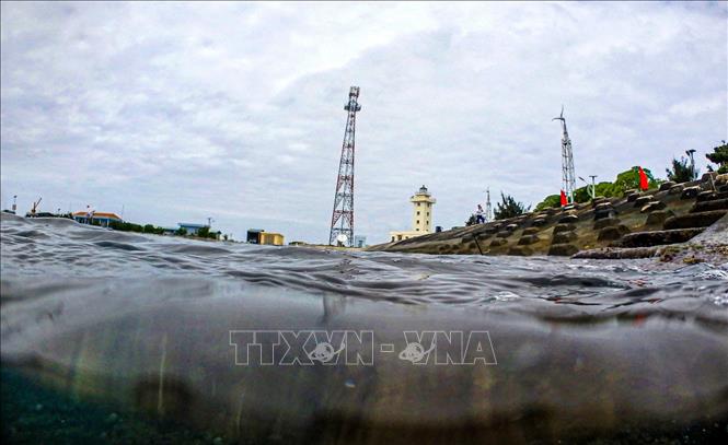 Trong ảnh: Đảo Sinh Tồn hiên ngang trước sóng gió. Ảnh: Thành Đạt - TTXVN