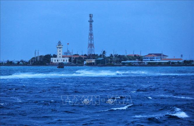 Trong ảnh: Đảo Sinh Tồn hiên ngang trước biển đêm. Ảnh: Thành Đạt - TTXVN