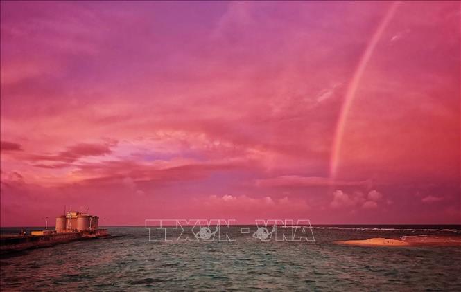 Photo: A rainbow occurs on Da Lon A island. VNA Photo: Thành Đạt
