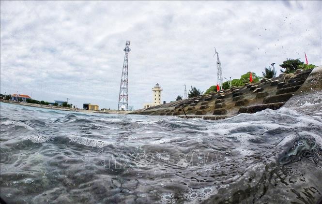 Photo: Sinh Ton island in the face of billows. VNA Photo: Thành Đạt