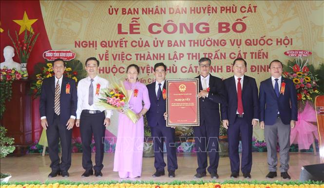 Đại diện Đảng bộ, UBND xã Cát Tiến nhận Nghị quyết của Ủy ban thường vụ Quốc hội về việc thành lập thị trấn Cát Tiến. Ảnh: Phạm Kha – TTXVN