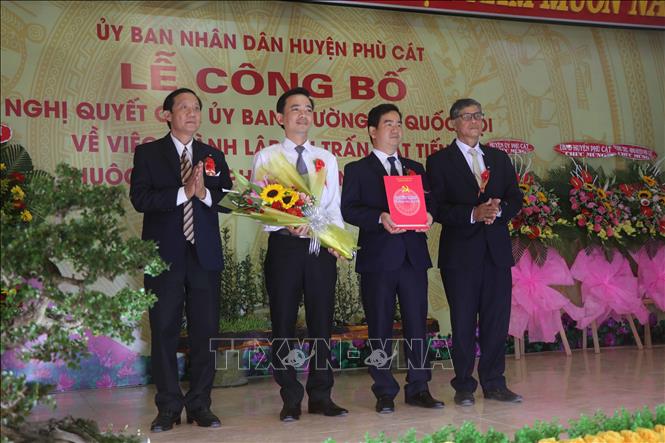 Ban Thường vụ Huyện ủy Phù Cát trao quyết định về việc đổi tên Đảng bộ cho Thường trực Đảng bộ thị trấn Cát Tiến. Ảnh: Phạm Kha – TTXVN