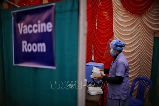 Trong ảnh: Nhân viên y tế làm việc tại phòng tiêm vaccine phòng COVID-19 ở Kathmandu, Nepal, ngày 27/1/2021. Ảnh: THX/ TTXVN