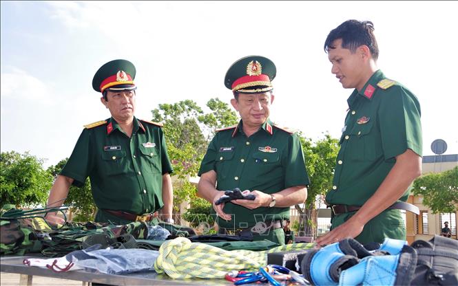 Thiếu tướng Nguyễn Thanh Hải, Phó Tham mưu trưởng Quân khu 9 kiểm tra quân tư trang phục vụ huấn luyện của Đại đội Trinh sát. Ảnh: Chanh Đa - TTXVN