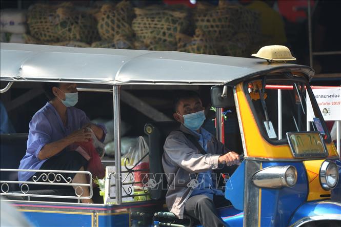 Trong ảnh: Người dân đeo khẩu trang phòng lây nhiễm COVID-19 tại Bangkok, Thái Lan, ngày 20/1/2021. Ảnh: THX/TTXVN