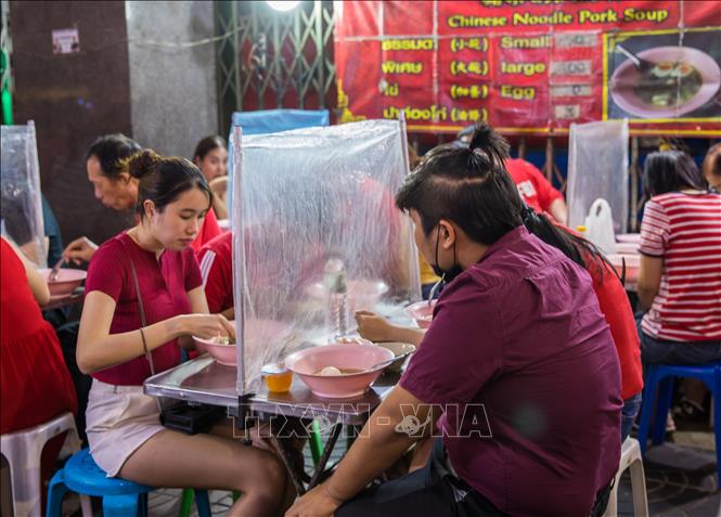 Trong ảnh: Một quán ăn sử dụng tấm chắn để ngăn khả năng lây lan của dịch COVID-19 tại Bangkok, Thái Lan, ngày 11/2/2021. Ảnh: THX/TTXVN