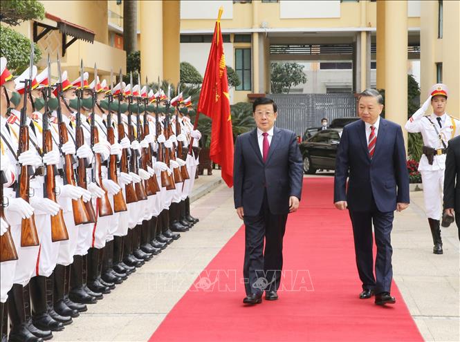 Trong ảnh: Bộ trưởng Bộ Công an Tô Lâm và Bộ trưởng Bộ Công an Trung Quốc Triệu Khắc Chí duyệt đội danh dự Công an nhân dân Việt Nam. Ảnh: Doãn Tấn - TTXVN