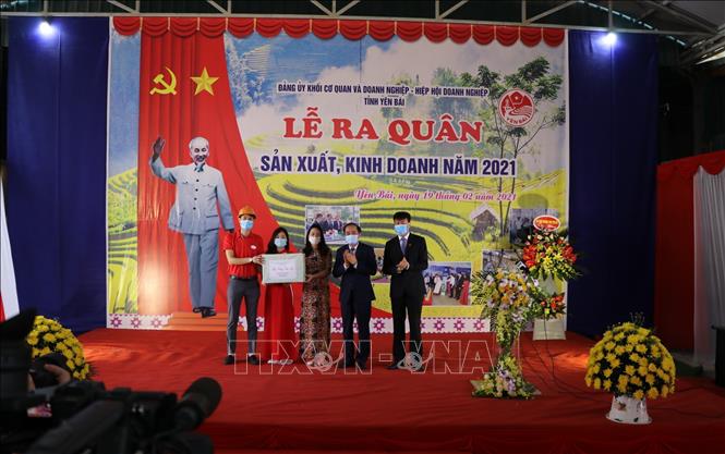Trong ảnh: Lãnh đạo tỉnh Yên Bái tặng quà cho đại diện các doanh nghiệp. Ảnh: Việt Dũng - TTXVN
