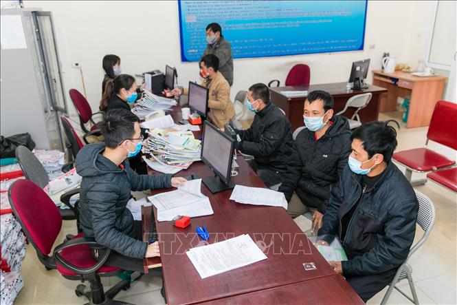 Trong ảnh: Người lao động được cung cấp miễn phí các thông tin về các thị trường lao động ngoài nước, hỗ trợ vay vốn và tư vấn miễn phí. Ảnh: Bích Huệ - TTXVN