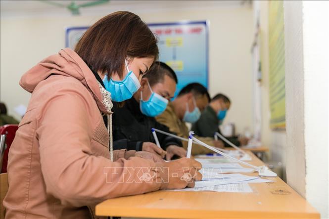 Trong ảnh: Người lao động được cung cấp miễn phí các thông tin về các thị trường lao động ngoài nước, hỗ trợ vay vốn và tư vấn miễn phí. Ảnh: Bích Huệ - TTXVN