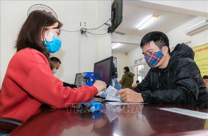 Trong ảnh: Người lao động được cung cấp miễn phí các thông tin về các thị trường lao động ngoài nước, hỗ trợ vay vốn và tư vấn miễn phí. Ảnh: Bích Huệ - TTXVN