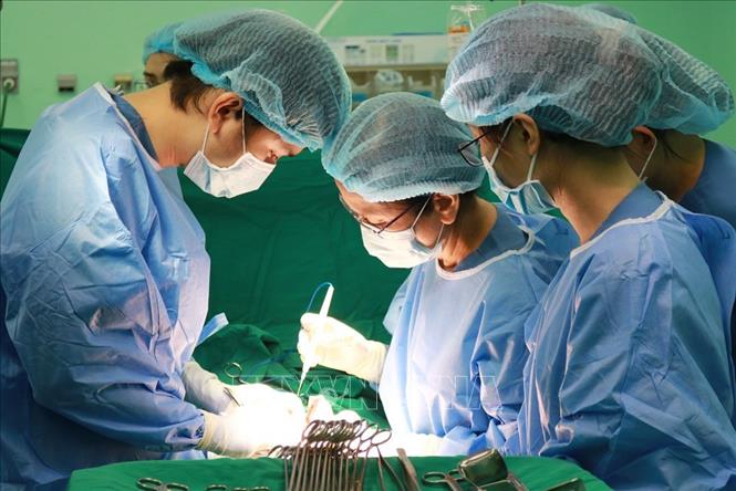 Trong ảnh:Các bác sĩ Bệnh viện Đại học Y dược Thành phố Hồ Chí Minh đang phẫu thuật cho bệnh nhân. Ảnh: TTXVN phát