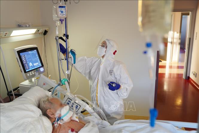 Trong ảnh: Bệnh nhân COVID-19 được điều trị tại bệnh viện ở Vacsava, Ba Lan, ngày 18/2/2021. Ảnh: PAP/ TTXVN