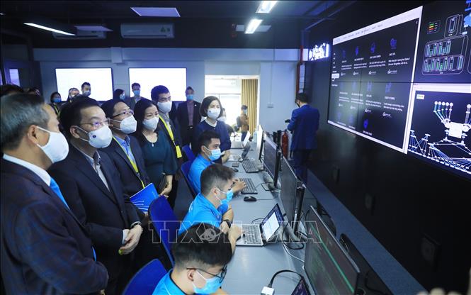 Chủ tịch UBND TP Hà Nội Chu Ngọc Anh tham quan Trung tâm dữ liệu của Tập đoàn công nghệ CMC, tại quận Cầu Giấy, Hà Nội. Ảnh: Lâm Khánh – TTXVN