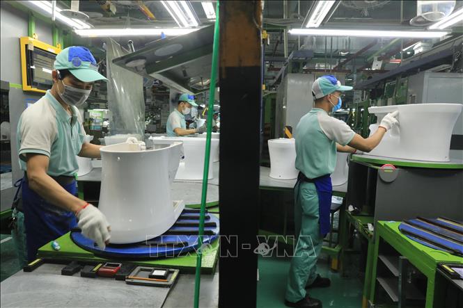 Công nhân Công ty TNHH Toto Việt Nam (tại Khu công nghiệp Thăng Long, huyện Đông Anh, Hà Nội) được trang bị khẩu trang khi làm việc. Ảnh: Lâm Khánh – TTXVN