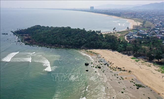 Trong ảnh: Bãi đá rêu ở rạn Nam Ô dần hiện ra khi thủy triều rút. Ảnh: Trần Lê Lâm - TTXVN 