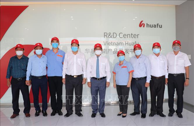 Trong ảnh: Đoàn thăm chúc Tết Công ty Huafu. Ảnh: Đức Hạnh - TTXVN 