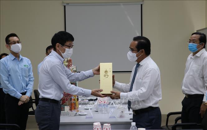 Trong ảnh: Đoàn thăm và chúc Tết Công ty Vina Eco Board. Ảnh: Đức Hạnh - TTXVN 