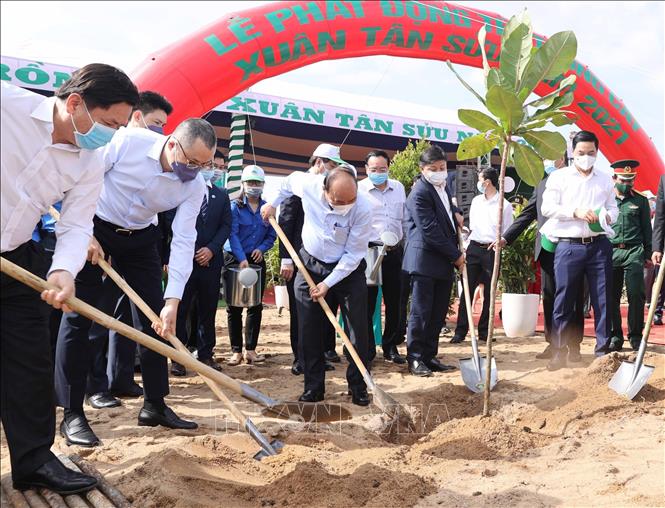 Photo: PM Nguyen Xuan Phuc joins in the tree-planting festival. VNA Photo: Thống Nhất