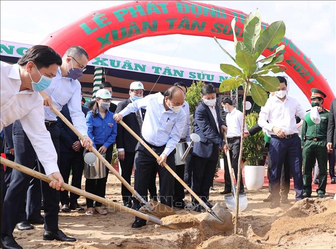 Photo: PM Nguyen Xuan Phuc joins in the tree-planting festival. VNA Photo: Thống Nhất