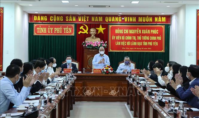 Photo: Prime Minister Nguyen Xuan Phuc has a working session with Phu Yen's authorities. VNA Photo: Thống Nhất 
