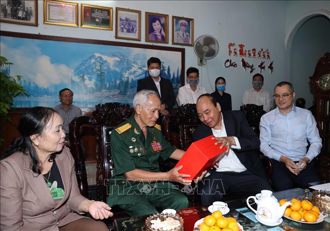Photo: PM Nguyen Xuan Phuc visits Hero of the People's Armed Forces Dang Phi Thuong. VNA Photo: Thống Nhất 

