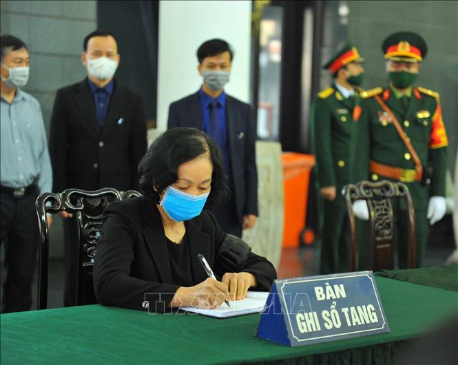 Đồng chí Trương Thị Mai, Ủy viên Bộ Chính trị, Trưởng Ban Dân vận Trung ương ghi sổ tang. Ảnh: Minh Đức - TTXVN