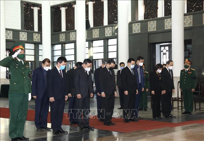 Trong ảnh: Đoàn đại biểu Thành ủy, HĐND, UBND, Ủy ban MTTQ Việt Nam thành phố Hà Nội do đồng chí Vương Đình Huệ, Ủy viên Bộ Chính trị, Bí thư Thành ủy, Trưởng đoàn đại biểu Quốc hội thành phố Hà Nội dẫn đầu, viếng đồng chí Trương Vĩnh Trọng. Ảnh: Văn Điệp - TTXVN