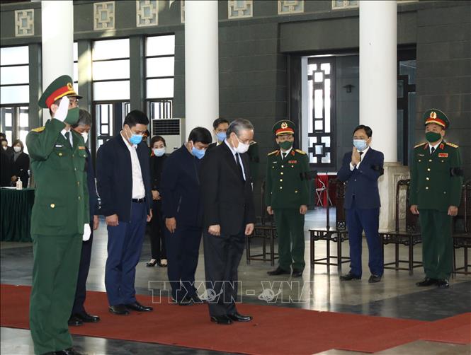 Trong ảnh: Nguyên Thường trực Ban Bí thư Trần Quốc Vượng viếng đồng chí Trương Vĩnh Trọng. Ảnh: Văn Điệp - TTXVN