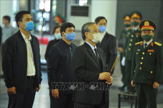 Trong ảnh: Nguyên Thường trực Ban Bí thư Trần Quốc Vượng viếng đồng chí Trương Vĩnh Trọng. Ảnh: Minh Đức - TTXVN
