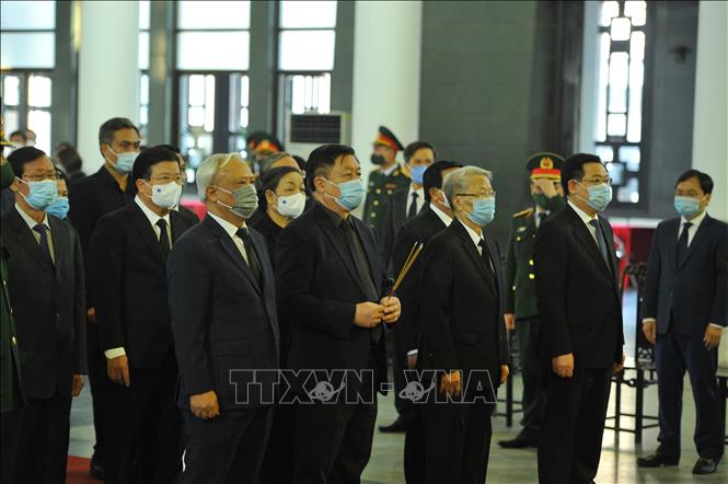 Trong ảnh: Các đồng chí lãnh đạo, nguyên lãnh đạo Đảng và Nhà nước viếng đồng chí Trương Vĩnh Trọng. Ảnh: Minh Đức - TTXVN
