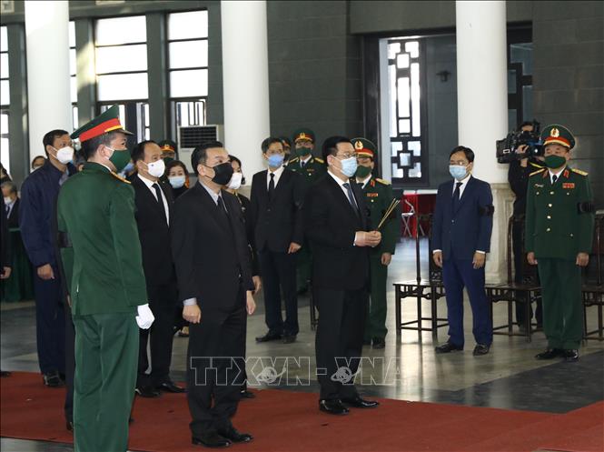 Trong ảnh: Đoàn đại biểu Thành ủy, HĐND, UBND, Ủy ban MTTQ Việt Nam thành phố Hà Nội do đồng chí Vương Đình Huệ, Ủy viên Bộ Chính trị, Bí thư Thành ủy, Trưởng đoàn đại biểu Quốc hội thành phố Hà Nội dẫn đầu, viếng đồng chí Trương Vĩnh Trọng. Ảnh: Văn Điệp - TTXVN