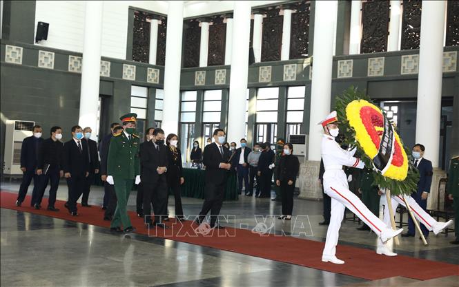 Trong ảnh: Đoàn đại biểu Thành ủy, HĐND, UBND, Ủy ban MTTQ Việt Nam thành phố Hà Nội do đồng chí Vương Đình Huệ, Ủy viên Bộ Chính trị, Bí thư Thành ủy, Trưởng đoàn đại biểu Quốc hội thành phố Hà Nội dẫn đầu, viếng đồng chí Trương Vĩnh Trọng. Ảnh: Văn Điệp - TTXVN