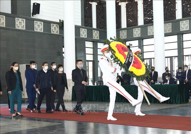 Trong ảnh: Đoàn đại biểu Thông tấn xã Việt Nam do đồng chí Lê Quốc Minh, Ủy viên Trung ương Đảng, Bí thư Đảng uỷ, Phó Tổng giám đốc làm Trưởng đoàn, viếng đồng chí Trương Vĩnh Trọng. Ảnh: Văn Điệp - TTXVN