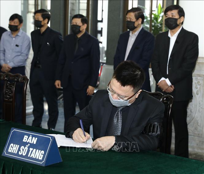 Trong ảnh: Đồng chí Lê Quốc Minh, Ủy viên Trung ương Đảng, Bí thư Đảng uỷ, Phó Tổng giám đốc Thông tấn xã Việt Nam ghi sổ tang. Ảnh: Văn Điệp - TTXVN