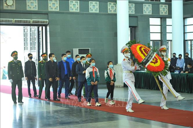 Đoàn Thanh niên, thiếu niên viếng đồng chí Trương Vĩnh Trọng. Ảnh: Minh Đức - TTXVN