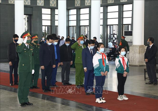 Trong ảnh: Đoàn đại biểu Trung ương Đoàn TNCS Hồ Chí Minh, do đồng chí Nguyễn Anh Tuấn, Ủy viên Trung ương Đảng, Bí thư thứ nhất Trung ương Đoàn dẫn đầu, viếng nguyên Phó Thủ tướng Trương Vĩnh Trọng. Ảnh: Văn Điệp - TTXVN