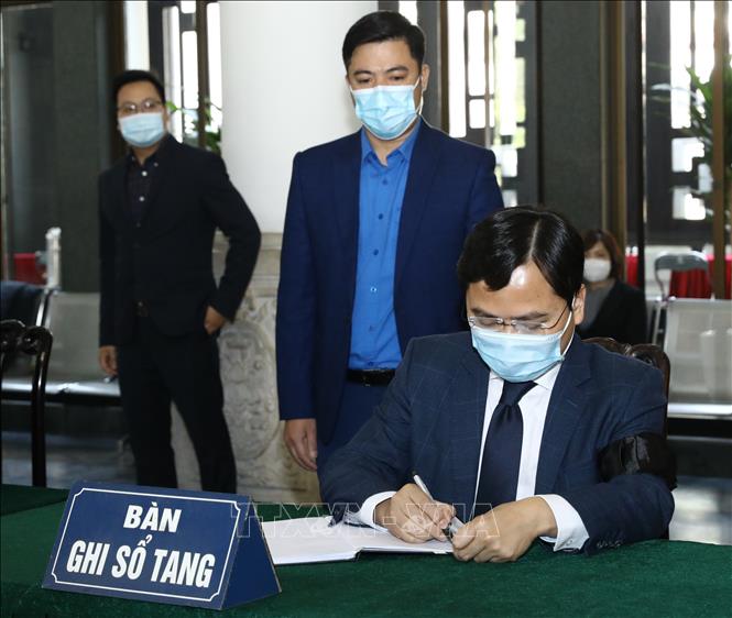 Trong ảnh: Đồng chí Nguyễn Anh Tuấn, Ủy viên Trung ương Đảng, Bí thư thứ nhất Trung ương Đoàn TNCS Hồ Chí Minh ghi sổ tang chia buồn với gia quyến nguyên Phó Thủ tướng Trương Vĩnh Trọng. Ảnh: Văn Điệp - TTXVN