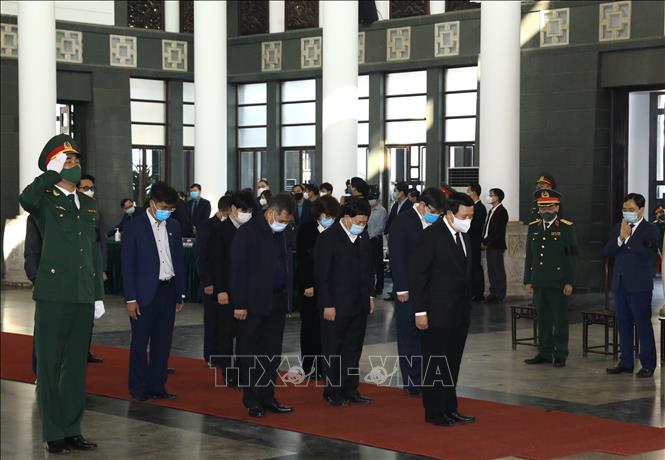 Trong ảnh: Đoàn đại biểu Học viện Chính trị Quốc gia Hồ Chí Minh, do đồng chí Nguyễn Xuân Thắng, Ủy viên Bộ Chính trị, Giám đốc Học viện, Chủ tịch Hội đồng Lý luận Trung ương dẫn đầu, viếng nguyên Phó Thủ tướng Trương Vĩnh Trọng. Ảnh: Văn Điệp - TTXVN