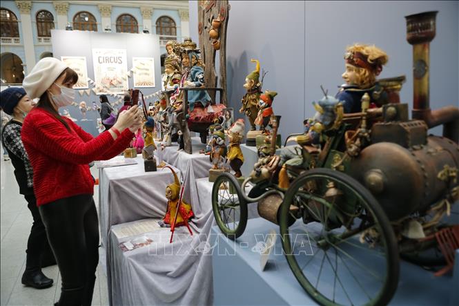 Trong ảnh: Khách tham quan chiêm ngưỡng các tác phẩm búp bê tại triển lãm 