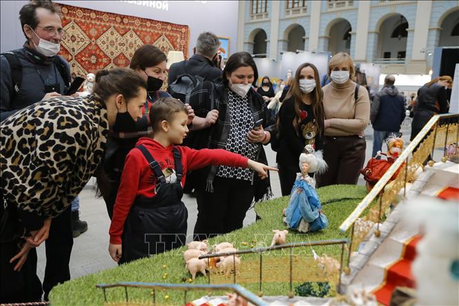 Trong ảnh: Khách tham quan chiêm ngưỡng các tác phẩm búp bê tại triển lãm 