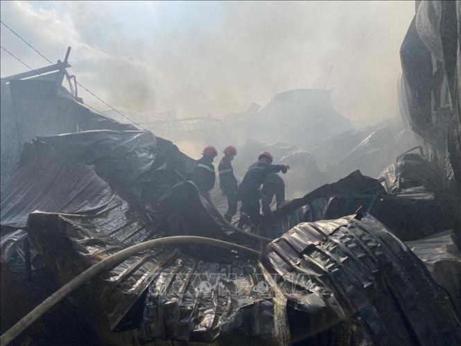 Trong ảnh: Lực lượng cứu hỏa làm nhiệm vụ tại hiện trường. Ảnh: TTXVN phát

