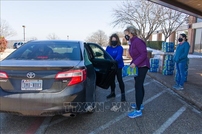 Trong ảnh: Tình nguyện viên phát nước sạch cho người dân tại Dallas, bang Texas, Mỹ ngày 20/2/2021. Ảnh: THX/TTXVN