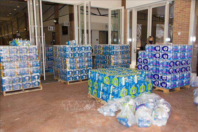 Trong ảnh: Một điểm phát nước sạch cho người dân tại Dallas, bang Texas, Mỹ ngày 20/2/2021. Ảnh: THX/TTXVN