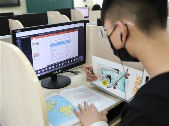 Trong ảnh: Trường THCS Thăng Long (Ba Đình, Hà Nội) bố trí và phân công giáo viên giúp đỡ học sinh tới học trực tuyến tại phòng máy của trường. Ảnh: Thanh Tùng - TTXVN