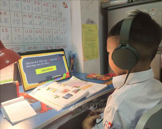 Trong ảnh: Thời gian học trực tuyến được các trường sắp xếp linh hoạt để học sinh lớp nhỏ tuổi đều có thể tham gia. Ảnh: TTXVN phát 