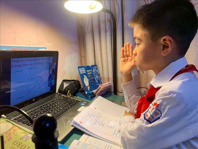 Trong ảnh: Tinh thần hiếu học và quyết tâm học tập nghiêm túc được thể hiện qua việc học sinh mặc đồng phục khi học trực tuyến tại nhà. Ảnh: TTXVN phát