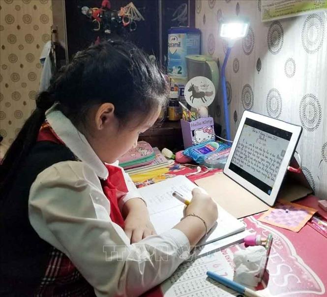 Trong ảnh: Tinh thần hiếu học và quyết tâm học tập nghiêm túc được thể hiện qua việc học sinh mặc đồng phục khi học trực tuyến tại nhà. Ảnh: TTXVN phát