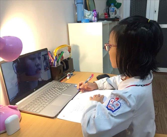 Trong ảnh: Học sinh trường Tiểu học Thăng Long (Hoàn Kiếm, Hà Nội) tham gia đầy đủ và nghiêm túc khi học trực tuyến tại nhà trong thời gian tạm dừng tới trường để phòng chống dịch. Ảnh: TTXVN phát