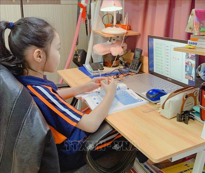Trong ảnh: Học sinh trường Tiểu học Thăng Long (Hoàn Kiếm, Hà Nội) tham gia đầy đủ và nghiêm túc khi học trực tuyến tại nhà trong thời gian tạm dừng tới trường để phòng chống dịch. Ảnh: TTXVN phát